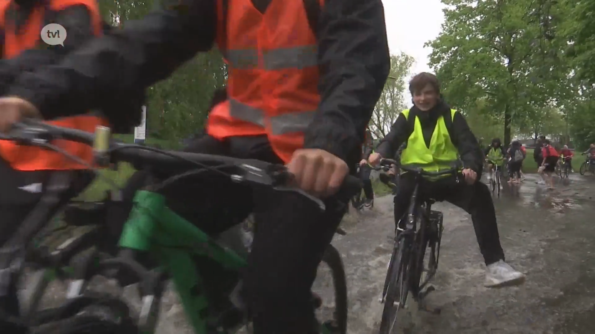 Leerlingen waden door ondergelopen fietstunnels in Hasselt